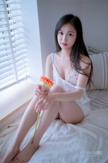 撕开胸罩一边亲一摸就硬了正常吗